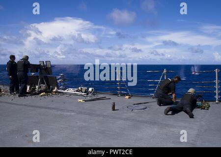 Acque di Guam (27 giugno 2017) i marinai a bordo del Arleigh Burke-class guidato-missile destroyer USS Shoup (DDG 86) partecipano a un'esercitazione a fuoco. Shoup è attualmente su un periodo in corso nel 7 ° flotta area di operazioni. Gli Stati Uniti Marina ha pattugliato il Indo-Asia-Pacifico di routine per più di 70 anni regionale di promozione della pace e della sicurezza. ( Foto Stock