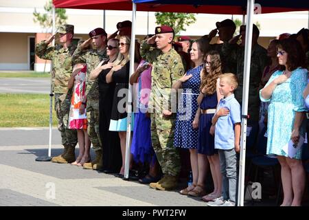 Il Mag. Gen. Joseph P. Harrington, U.S. Army Africa comandante generale (sinistra), U. S. esercito paracadutista Col. Gregorio K. Anderson, comandante del 173rd Airborne Brigade (centro), Lt. Col. Jeffrey L. Reibestein (a destra), il comandante uscente 173rd brigata battaglione di supporto, 173rd Brigata Aerea, nazione ospitante dignitari, e sia italiano e DEGLI STATI UNITI Soldati durante la modifica del comando cerimonia alla Caserma del Din a Vicenza, Italia, 28 giugno 2017. Il 173rd Brigata Aerea, con sede in Vicenza, Italia, è l'esercito di contingenza Forza di risposta in Europa ed è in grado di proiettare le forze per condurre la piena Foto Stock