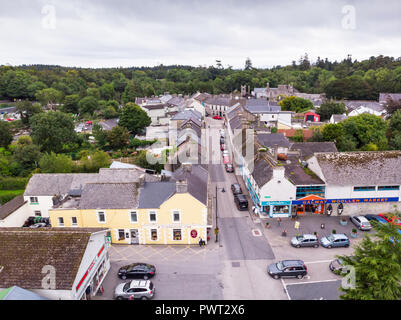 Una veduta aerea di Main Street nel pittoresco villaggio di Cong, a cavallo del confine della contea di Galway e County Foto Stock