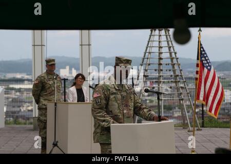 Il cap. Anton McDuffie di Tampa, Florida, comandante in arrivo, XIV la difesa missilistica batteria, risolve il XIV MDB soldati e spettatori durante un cambiamento di comando e responsabilità cerimonia di premiazione che si terrà lunedì, 26 giugno 2017, l'Hotel Centrale a Omiya, Kyotango, Giappone. McDuffie ha assunto il comando della unità dal comandante uscente, il Mag. Sara Cardenas di Chicago, Ill. Foto Stock