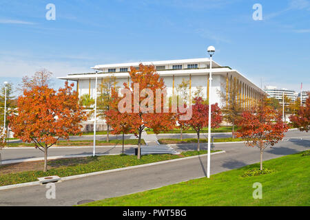 Una pubblica piazza nei pressi di John F. Kennedy Center for the Performing Arts su una luminosa mattina di sole in autunno. Foto Stock