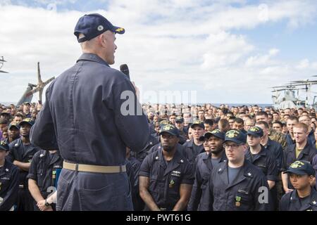 CORAL SEA (27 giugno 2017) Capt. Nate Moyer, comandante del trasporto anfibio USS dock Green Bay (LPD 20), parla agli equipaggi ed al trentunesimo Marine Expeditionary Unit (MEU) durante un tutte le mani chiamata sul ponte di volo. Green Bay, parte dell'Bonhomme Richard Expeditionary Strike gruppo, è operativo in Indo-Asia-regione del Pacifico per rafforzare le partnership e di essere una pronta risposta in vigore per qualsiasi tipo di emergenza. ( Foto Stock