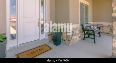Home con il bianco della porta anteriore e del bancale sul portico Foto Stock