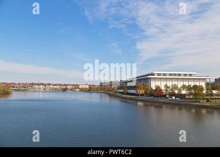 Washington DC panorama del fiume Potomac con John F. Kennedy Center for the Performing Arts in una vista. Foto Stock