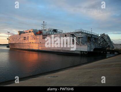 VIRGINIA BEACH, Va. (Luglio 1, 2017)--una vista del Sealift militare del comando expeditionary trasporto veloce nave USNS Yuma (EPF 8) pier-lato giunto a bordo Base Expeditionary poco Creek-Fort Story, 1 luglio. Foto Stock