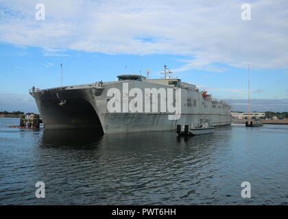 VIRGINIA BEACH, Va. (1 luglio 2017) La expeditionary trasporto veloce nave USNS Spearhead (EPF 1) si diparte Comune Base Expeditionary poco Creek-Fort Storia. Punta di diamante è in corso per iniziare la sua distribuzione è il supporto del sud della stazione di partenariato 2017. Foto Stock