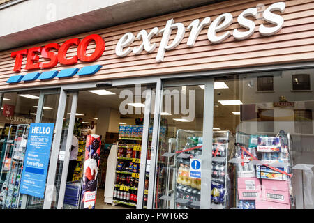 London England,UK,Southwark,Tesco Express,minimarket supermercato,esterno,ingresso anteriore,insegna,porta aperta,UK GB English Europe,UK18082013 Foto Stock