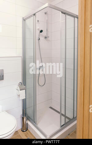 Vetro piccola doccia nella stanza da bagno Foto Stock