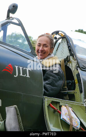 Carolyn Grazia, femmina pilota e proprietario del Supermarine Spitfire Seconda Guerra Mondiale da combattimento aereo. In pozzetto. Seconda guerra mondiale Spitfire TIX ML407 aeroplano Foto Stock