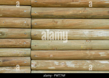 Green parete realizzata con tronchi di legno, le linee orizzontali Foto Stock