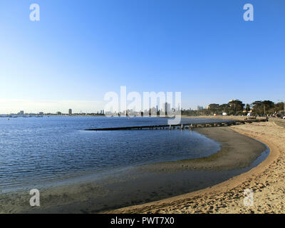 Melbourns CBD nel discance da St Kilda Beach, Melbroune, Australia su un tramonto senza nuvole Foto Stock