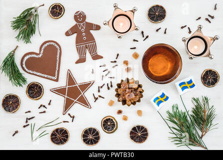 Svedese decorazioni di Natale con le bandiere, candele, tazzina, biscotti allo zenzero e spezie. Foto Stock