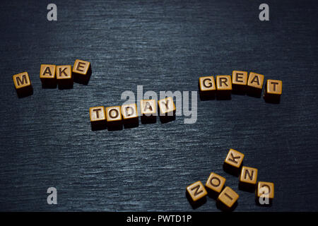 Fare oggi grande messaggio scritto su blocchi di legno. I concetti di motivazione. Croce immagine elaborata Foto Stock