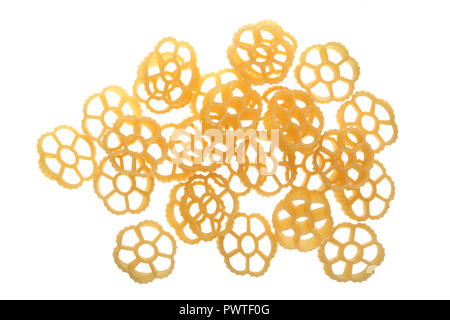 La pasta in forma di un fiore isolato su sfondo bianco. Vista dall'alto. Lay piatto. Foto Stock