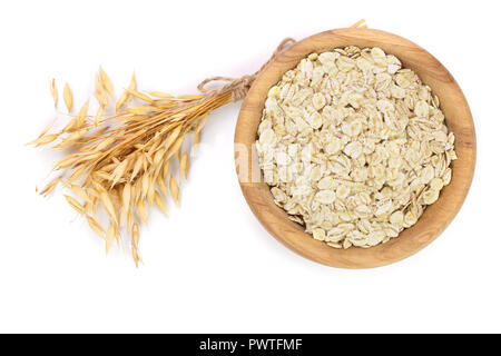 Oat spike con fiocchi di avena in ciotola di legno isolato su sfondo bianco. Foto Stock