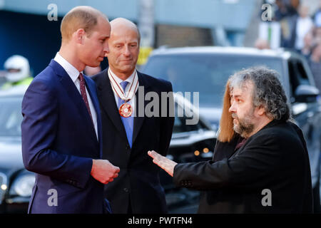 Il principe William, duca di Cambridge e il regista Peter Jackson al London Film Festival Screening di esse non devono crescere vecchio martedì 16 ottobre 2018 tenutasi Al BFI Southbank di Londra. Nella foto: direttore Peter Jackson parla al principe Guglielmo duca di Cambridge, arriva sul tappeto rosso. Foto di Julie Edwards. Foto Stock