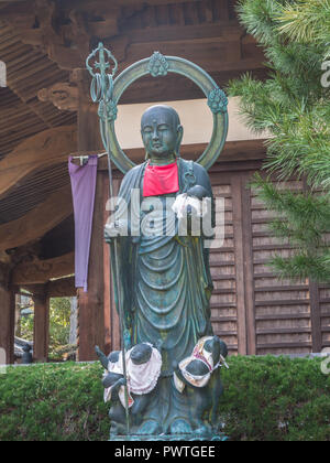 Jizo Bosatsu, divinità custode dei bambini donne viaggiatori, tenendo baby, tempio Enkoji 39, Shikoku 88 tempio pellegrinaggio, Kochi, Giappone Foto Stock