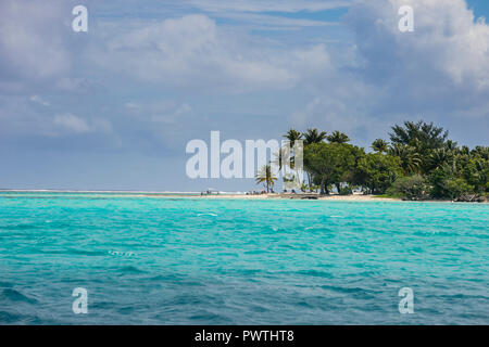 Isola Motu in laguna turchese di Bora Bora, Französisch-Polynesien Foto Stock