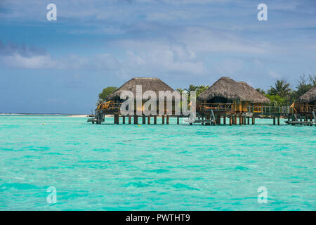 Bungalow Overwater su palafitte in hotel di lusso, Bora Bora, Französisch-Polynesien Foto Stock