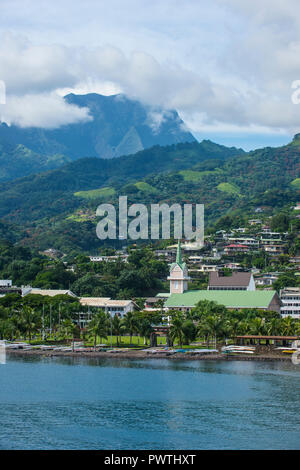 Vista città con montagne, Papeete, Tahiti Foto Stock
