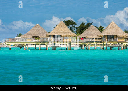 Bungalow Overwater su palafitte in hotel di lusso, Bora Bora, Französisch-Polynesien Foto Stock