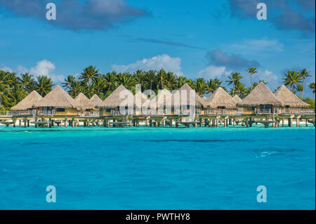 Bungalow Overwater in hotel di lusso, Bora Bora, Französisch-Polynesien Foto Stock