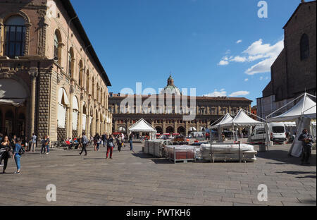BOLOGNA, Italia - CIRCA NEL SETTEMBRE 2018: le persone nel centro della città Foto Stock