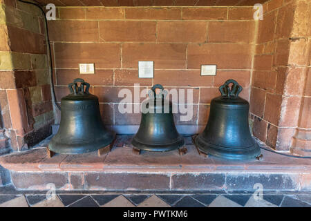 Il vecchio le campane della chiesa nei chiostri alla cattedrale di Worcester, Worcestershire, Inghilterra Foto Stock