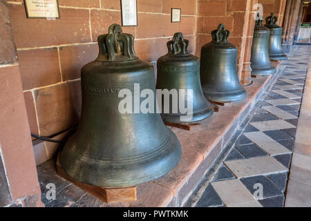 Il vecchio le campane della chiesa nei chiostri alla cattedrale di Worcester, Worcestershire, Inghilterra Foto Stock