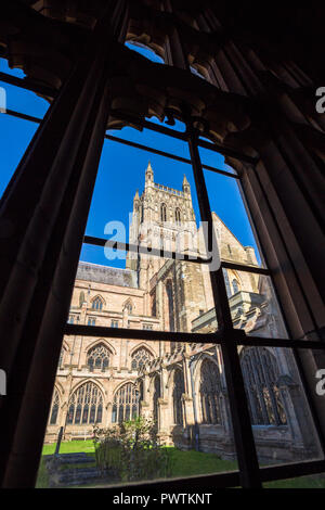 Cattedrale di Worcester guglia vista da una finestra nei chiostri, Worcestershire, Inghilterra Foto Stock