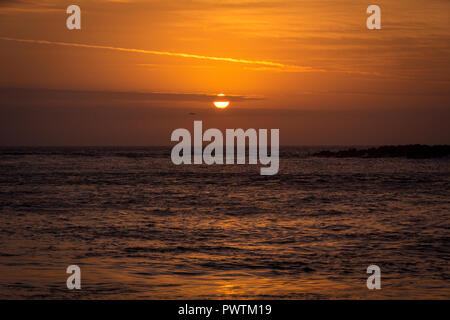 Belli i colori del sole che tramonta oltre le acque del Golfo della Florida Foto Stock