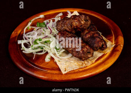 Grigliate di carne di manzo kofta kebab servito cipolla Foto Stock