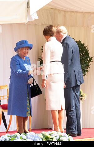 U.S prima signora Melania Trump scuote le mani con Sua Maestà la Regina Elisabetta II come presidente Donald Trump si affaccia sul Castello di Windsor Luglio 13, 2018 in Windsor, Regno Unito. Foto Stock