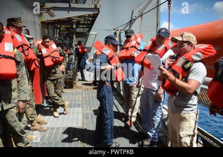 TARAWA, Kiribati (20 giugno 2017) Mariners civile e Stati Uniti Marines muster per un'esercitazione di abbandono nave sulla USNS Sacagawea durante Koa Moana 17. Il Koa Moana 17 (Ocean Warrior) esercizio è progettato per migliorare l'interoperabilità; potenziare strutture militari e relazioni espongono Marine Corps le forze per diversi tipi di terreno per la familiarità in caso di calamità naturali o di crisi nella regione. ( Foto Stock