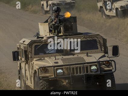 Un U.S. La riserva di esercito di polizia militare Artigliere dall'339Polizia Militare Company (lotta contro il supporto), con sede a Davenport, Iowa, stabilisce incendio soppressivo sul nemico con un file .50-cal machine gun su una ricognizione del percorso in corrispondenza di un guerriero Esercizio (WAREX) svoltasi a Fort Hunter Liggett, California, 19 giugno. La MP società del soldato ha dovuto trasferire la loro tattica di aree di assemblaggio nel campo più volte come essi reconnoitered diverse aree del loro ambiente operativo, durante il combattimento contro temperature di raggiungere 100-plus gradi ogni giorno. Foto Stock