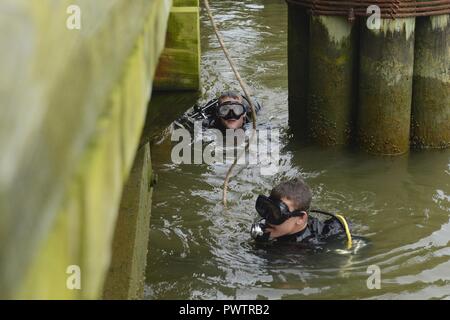 Stati Uniti Pfc dell'esercito. Kyle Grimes, anteriore e PFC. Samuel Ladd, ingegnere 74Dive distacco, 92Eng. Battaglione seconda classe subacquei, ispezionare la terza porta di piloni durante una missione di immersioni a base comune Langley-Eustis, Va., 20 giugno 2017. Il distacco utilizza le assegnazioni di ispezione per addestrare i subacquei più giovani e li aiutano a migliorare le loro tecniche. Foto Stock