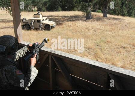 I soldati della 341 Polizia Militare Company, duecentesimo della Polizia Militare il comando reagiscono alla simulazione di fuoco di armi leggere nel corso di un allenamento situazionale esercizio a Fort Hunter Liggett, California, 19 giugno 2017. Più di 3000 U.S. La riserva di esercito di soldati sono partecipanti alla 84ma la formazione del comando esercizio guerriero (WAREX) 19-17-03 a Fort Hunter Liggett, California; La WAREX è una larga scala di formazione collettiva piattaforma per generare in grado, letale e lottare contro le forze di pronto. Stati Uniti Esercito Foto Stock