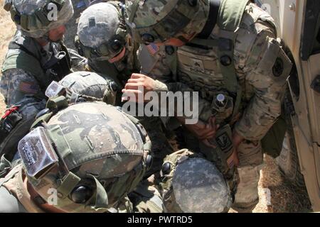 I soldati della 341 Polizia Militare Company, duecentesimo della Polizia Militare il comando carico un casuality simulato in un M1151 HMMWV come parte delle unità di evacuazione medica piano durante WAREX 17-03 a Fort Hunter Liggett, California, 19 giugno 2017. Più di 3000 U.S. La riserva di esercito di soldati sono partecipanti alla 84ma la formazione del comando esercizio guerriero (WAREX) 19-17-03 a Fort Hunter Liggett, California; La WAREX è una larga scala di formazione collettiva piattaforma per generare in grado, letale e lottare contro le forze di pronto. Stati Uniti Esercito Foto Stock