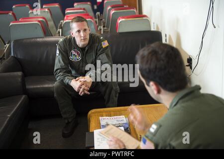 VIRGINIA BEACH, Va. (Jun. 20, 2017) Il Dottor Marcus Tepaske, Ufficio del Naval Research Global science advisor per Stati Uniti Le forze della flotta comando, viene informato dal Lt. Jace Mirmak, Carrier aria Wing uno staff di atterraggio ufficiale del segnale prima di un volo di orientamento in un'F/A-18E/F Super Hornet dal Checkmates di Strike Fighter Squadron (VFA) 211. I consulenti di scienza sono civili di scienziati, ingegneri e tecnici che servono a un giunto, Navy o Marine Corps comando come senior liaison con la scienza e la tecnologia in organizzazioni di governo, industria e mondo accademico. ( Foto Stock