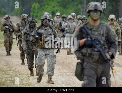 La Georgia Esercito Nazionale soldati di guardia della società A, 2° Battaglione, 121 reggimento di fanteria e il 177th ingegnere vigili del Battaglione spostare su un approccio marzo per raggiungere il loro obiettivo a Fort Stewart, Ga. Foto Stock