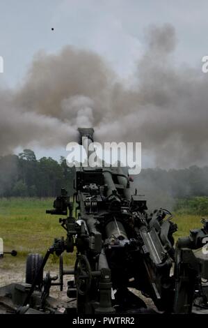 La Georgia Esercito Nazionale soldati di guardia della batteria C, 1° Battaglione, 118a Campo Reggimento di Artiglieria di condurre una missione antincendio con loro M777 obice a Fort Stewart, Ga. Foto Stock