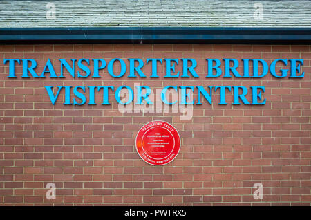 Middlesbrough Transporter Bridge Visitor Center segno e una placca rossa per un trasporto Sito del Patrimonio Foto Stock