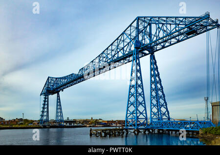 Middlesbrough Transporter Bridge dal porto di Clarence sulla sponda nord del Fiume Tees Foto Stock