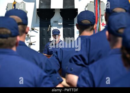 Vice Adm. Fred Midgette, Area Pacifico commander, riconosce il notevole lavoro e le realizzazioni dei guardacoste Munro il suo equipaggio durante una cerimonia in Alameda, California prima del suo equipaggio riceve l'unità meritevole di lode award, 21 giugno 2017. Munro è uno dei quattro nazionali di sicurezza homeported frese in Alameda. Foto Stock