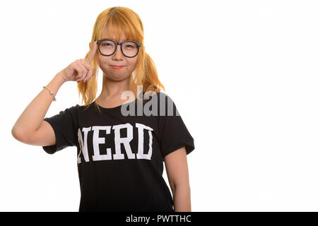 Ritratto di giovane carino Asian nerd donna pensando Foto Stock