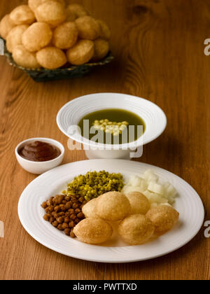 PANI PURI, fritte palline fatte dal grano servita con con RED CHANNA, GREEN GRAM, patata, data chutney, acqua di menta Foto Stock