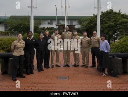 SASEBO, Giappone (Jun. 22, 2017) Giudice Avvocato Generale Vice Adm. James Crawford III si è incontrato con Sasebo-area personale giuridico comandante di bordo, U.S. Le attività della flotta Sasebo Jun. 22, 2017. Crawford, LA XLIII JAG, sta visitando CFAS come parte di un tour regionale. ( Foto Stock