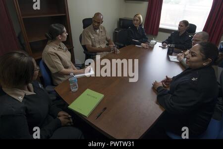 SASEBO, Giappone (Jun. 22, 2017) Giudice Avvocato Generale Vice Adm. James Crawford III soddisfa e ha una discussione con Sasebo-area legalmen comandante di bordo, U.S. Le attività della flotta Sasebo Jun. 22, 2017. Crawford, LA XLIII JAG, sta visitando CFAS come parte di un tour regionale. ( Foto Stock