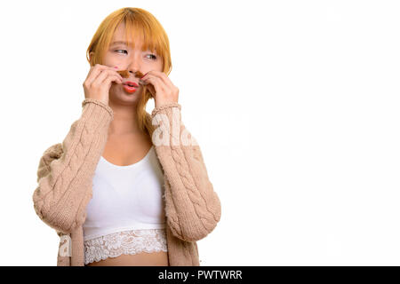 Ritratto di giovane donna asiatica annusare i suoi capelli Foto Stock