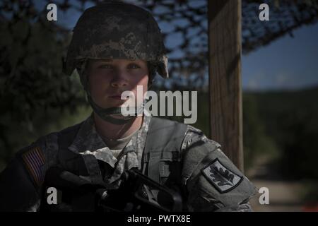 Spc. Kendra Williams, U.S. La riserva di esercito di polizia militare da Whitehaven, Pennsylvania e con la 361 MP società situata in Ashley, Pennsylvania, tira guard duty oltre la simulazione di una prigione a Fort McCoy, Wisconsin durante il custode della giustizia, 23 giugno. Custode della giustizia è un esercizio funzionale, suddivisi in due cicli di settimana, centrato sulla squadra e il team di formazione a livello con un focus su internamento, reinsediamento, detenuto operazioni e supporto di combattimento. Durante ogni due-ciclo settimanale, Soldati treno su operazioni di internamento, armi di qualifica, biometria, riflessivo fire, operazioni militari su urbanizzata Foto Stock